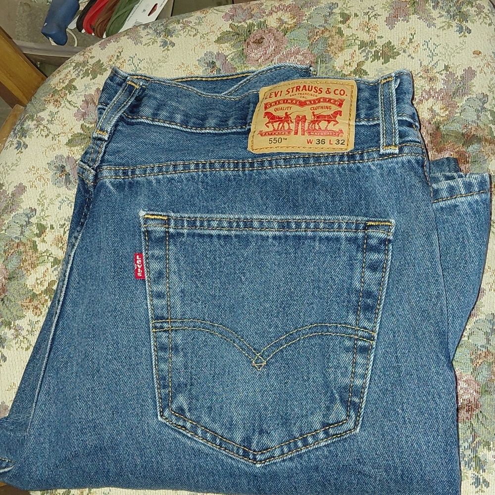 Levi's Men's Relaxed Fit Jeans in Medium Blue Denim